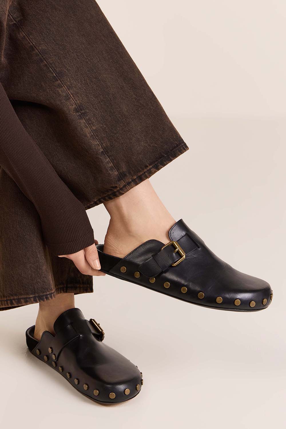 תמונת כל הלוק של נעלי מיולס